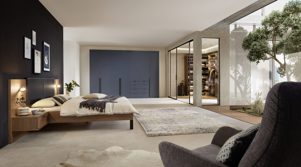kleiderschrank_bett_bettanlage_flair_lack_atlantikblau_asteiche